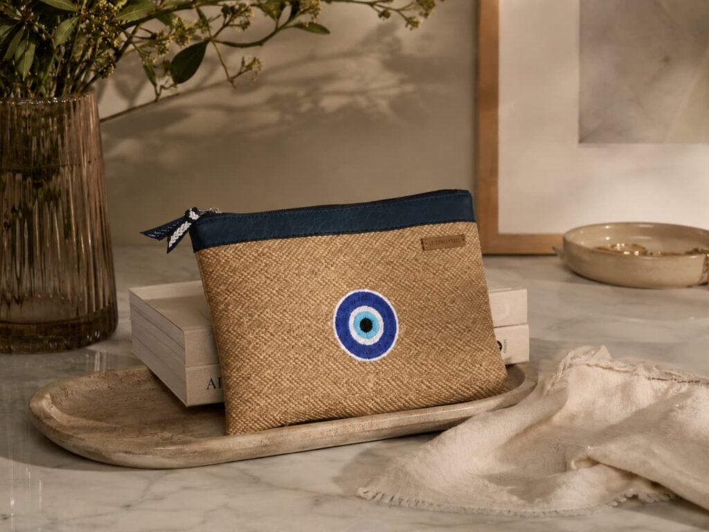 Organizador tv small mimbre - cinta azul - bordado ojo turco