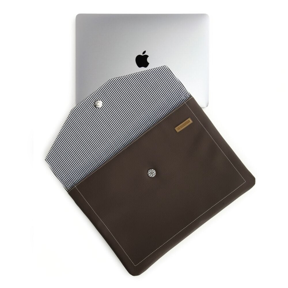 Laptop case sobre marrón